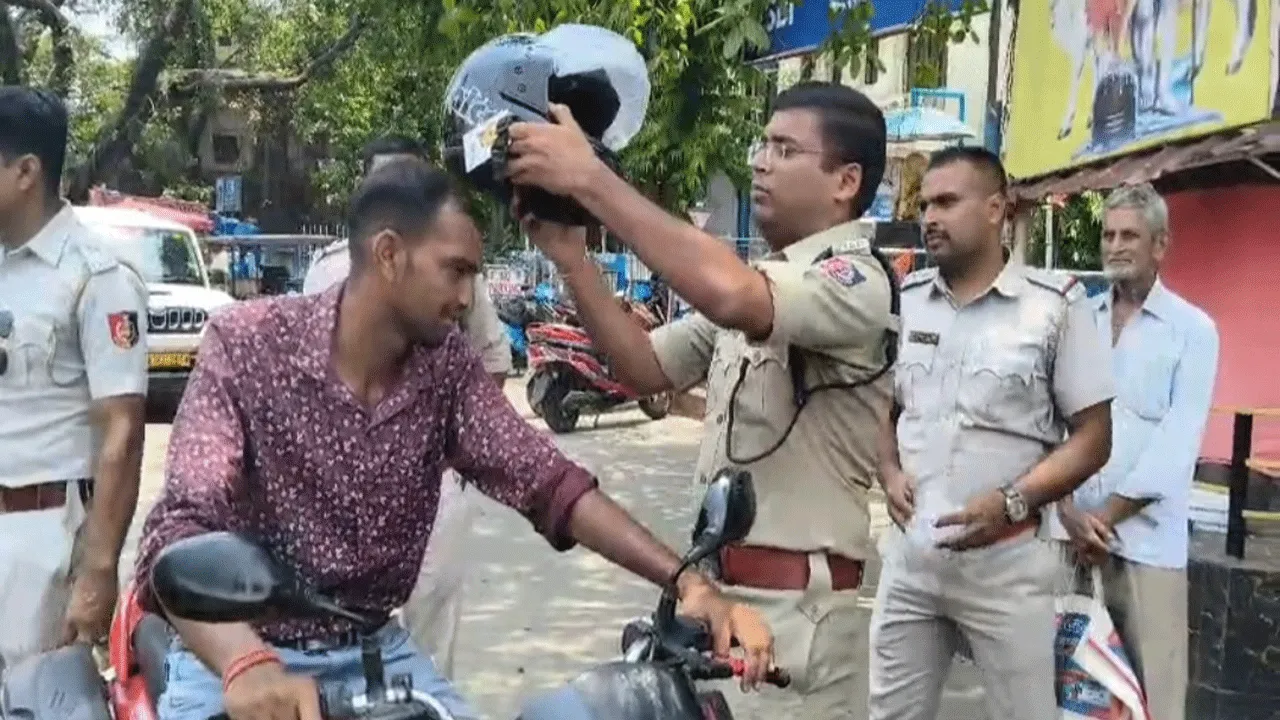 শাস্তি নয় উপহার: হেলমেট বিলি পুলিশের