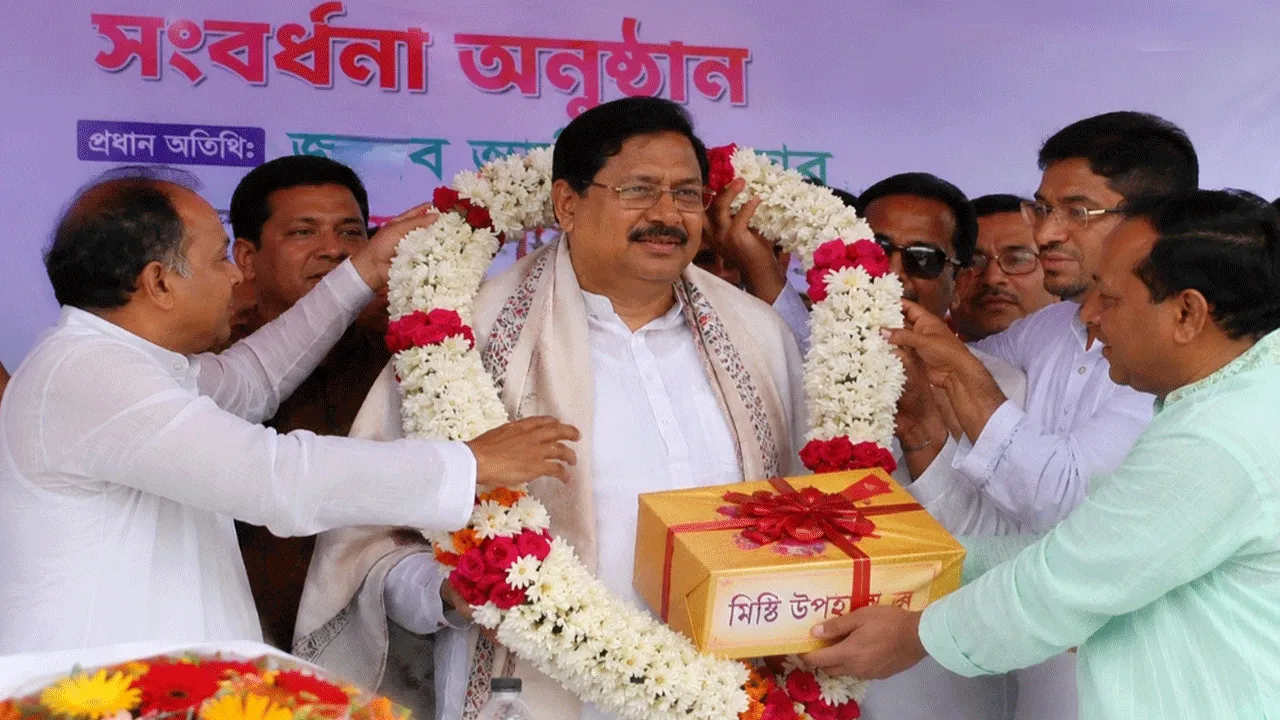 ফুল-মালা, মিষ্টি আর “সম্বর্ধনার রাজনীতি”, সরকার বদলাতেই ‘রং বদলের’ হিড়িক, বিজেপি বিধায়কদের ঘিরে সুযোগসন্ধানীদের ভিড়