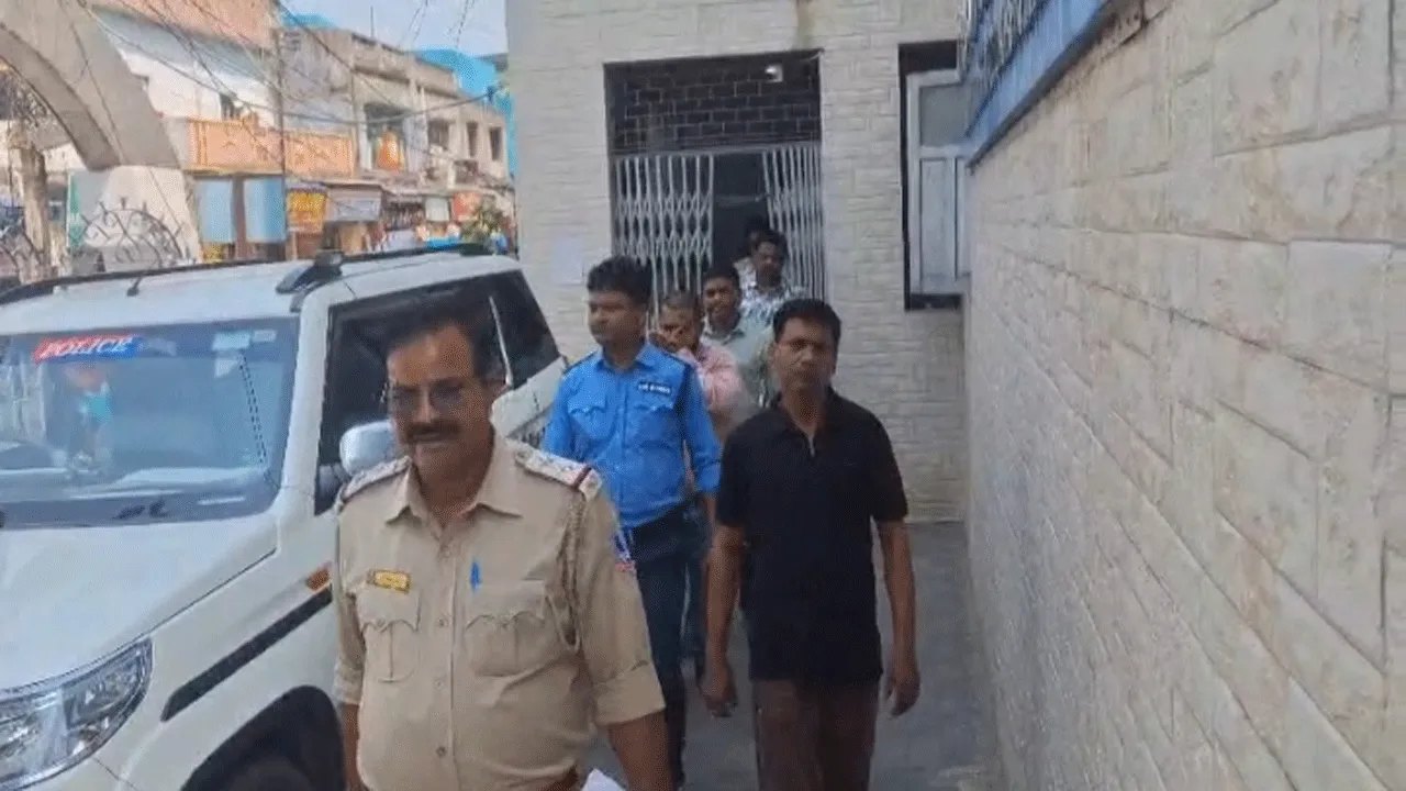দুর্নীতির অভিযোগে বারাবনি পঞ্চায়েত সমিতির পূর্ত কর্মাধ্যক্ষ এক সিভিক ভলেন্টিয়ার সহ গ্রেফতার ৬ জন