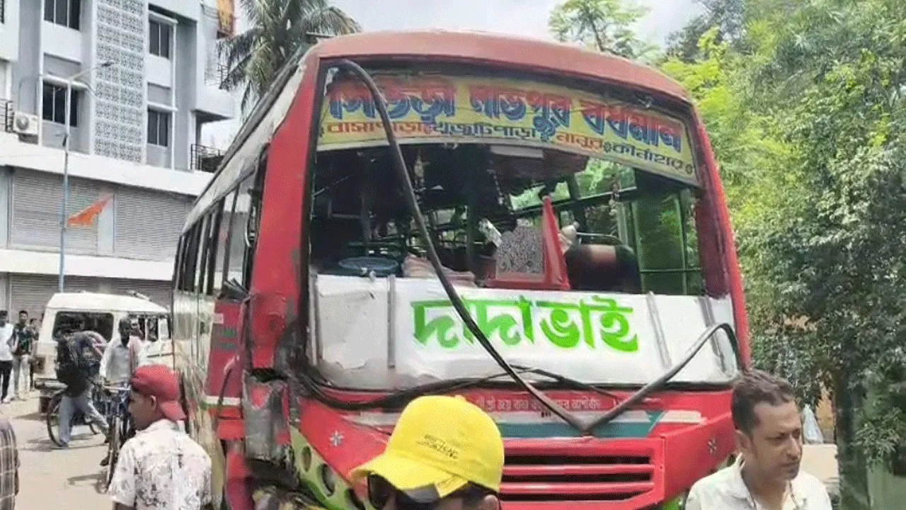 বোলপুরে কনেযাত্রী বোঝাই বাসে ট্রাক্টারের ধাক্কা