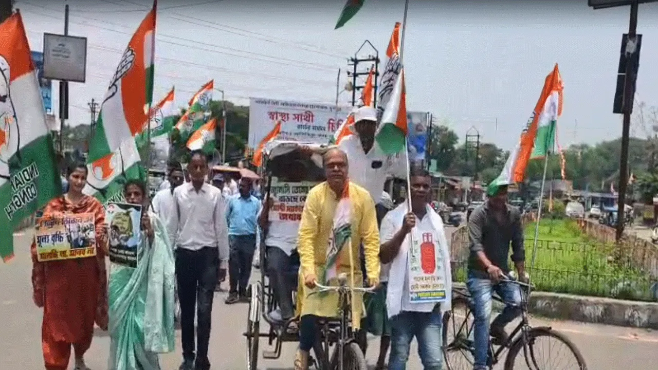 অভিনব উপায়ে জ্বালানি তেলের মূল্যবৃদ্ধির প্রতিবাদ