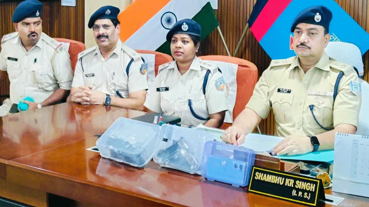 কুখ্যাত নাবালক দুষ্কৃতী গ্রেফতার, উদ্ধার আগ্নেয়াস্ত্র, বাইক ও লুটের সামগ্রী