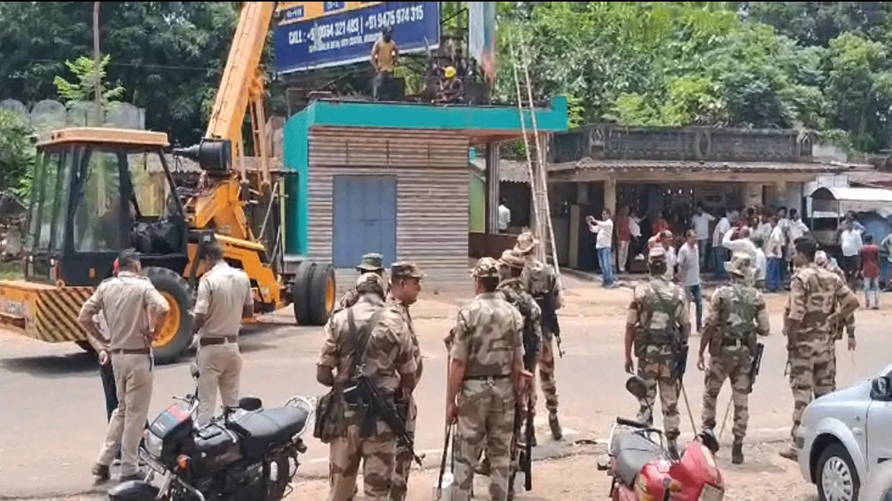 দুর্গাপুরে চললো বুলডোজার, গুঁড়িয়ে গেল তৃণমূলের কার্যালয়