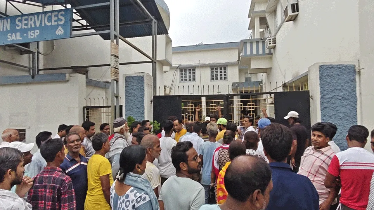 দোকান উচ্ছেদের নোটিস ঘিরে বিক্ষোভ হকারদের
