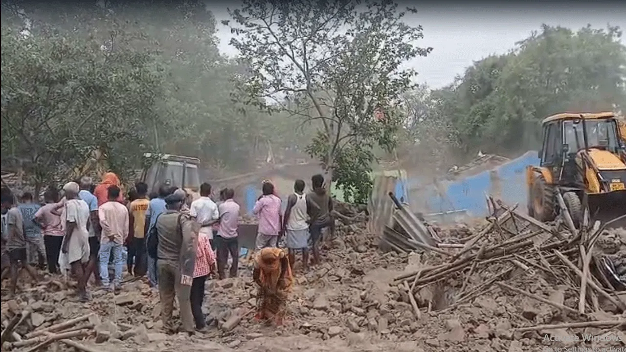 রেল জমিতে উচ্ছেদ অভিযান: বুলডোজারে ভাঙা হলো অবৈধ বসতি​