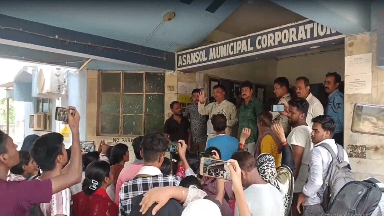 জন্ম শংসাপত্র না মেলায় কুলটি বোরো কার্যালয়ে বিক্ষোভ: উত্তপ্ত পরিস্থিতি