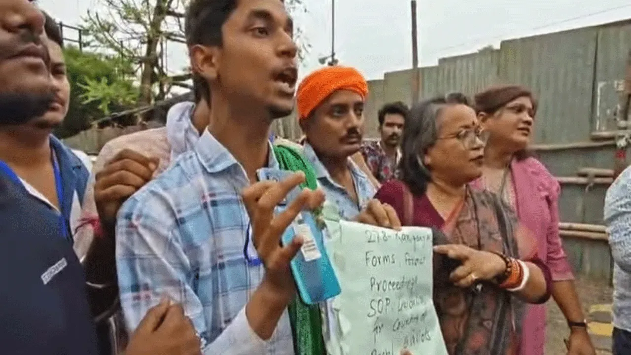 সিল ফাইলে মোবাইল! স্ট্রং রুমের নিরাপত্তা নিয়ে প্রশ্ন