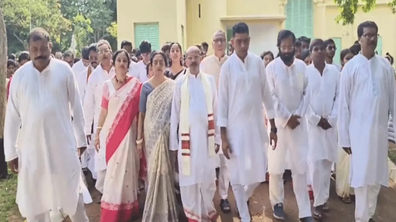 গানে গানে কবিস্মরণ: শান্তিনিকেতনে কবিগুরুর ১৬৫তম জন্মজয়ন্তী উদযাপন