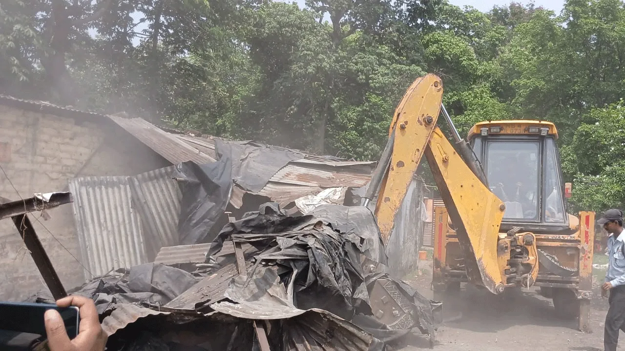 বার্নপুরে আবারও চললো বুলডোজার, ভাঙা হল তৃণমূল কাউন্সিলরের কার্যালয়