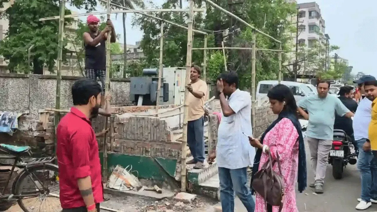 পুড়ে যাওয়া তৃণমূল অফিস গড়ে দিচ্ছেন বিজেপি বিধায়ক