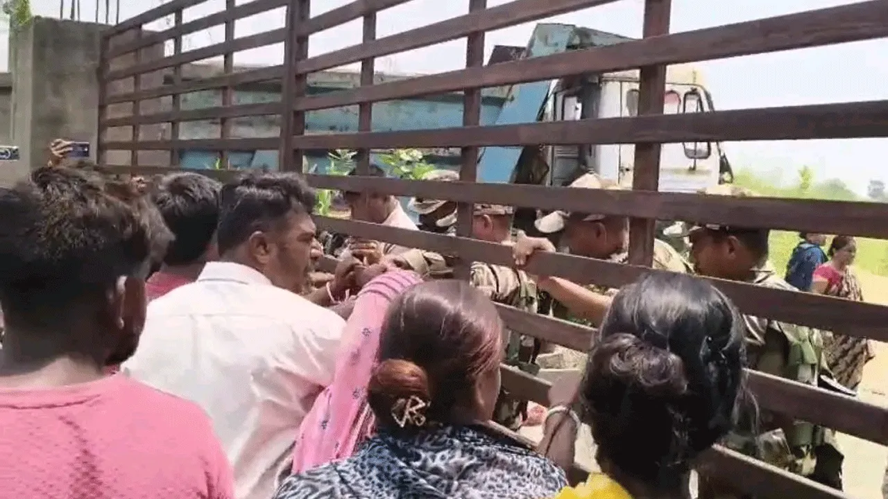 বিজেপি নেতার গ্রেফতারের দাবিতে অন্ডাল থানায় মহিলাদের বিক্ষোভ