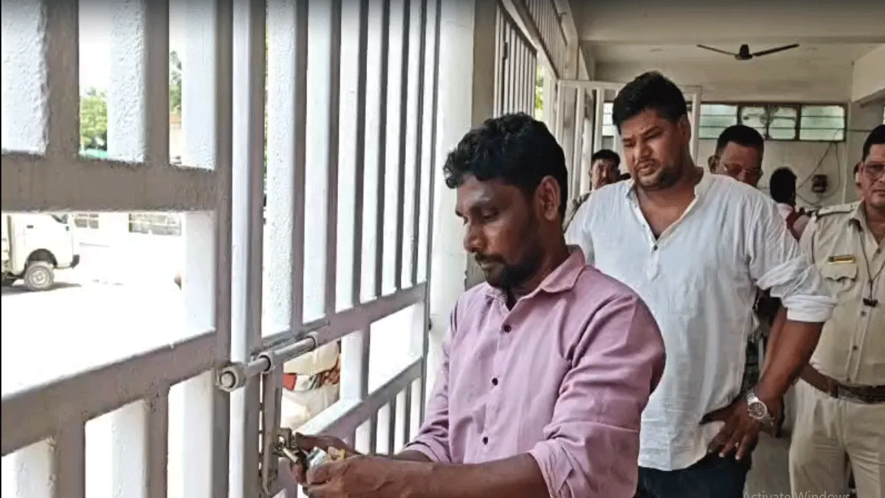 বারাবনিতে তৃণমূলের কার্যালয়ে প্রশাসনের তালা, তুঙ্গে রাজনৈতিক বিতর্ক​