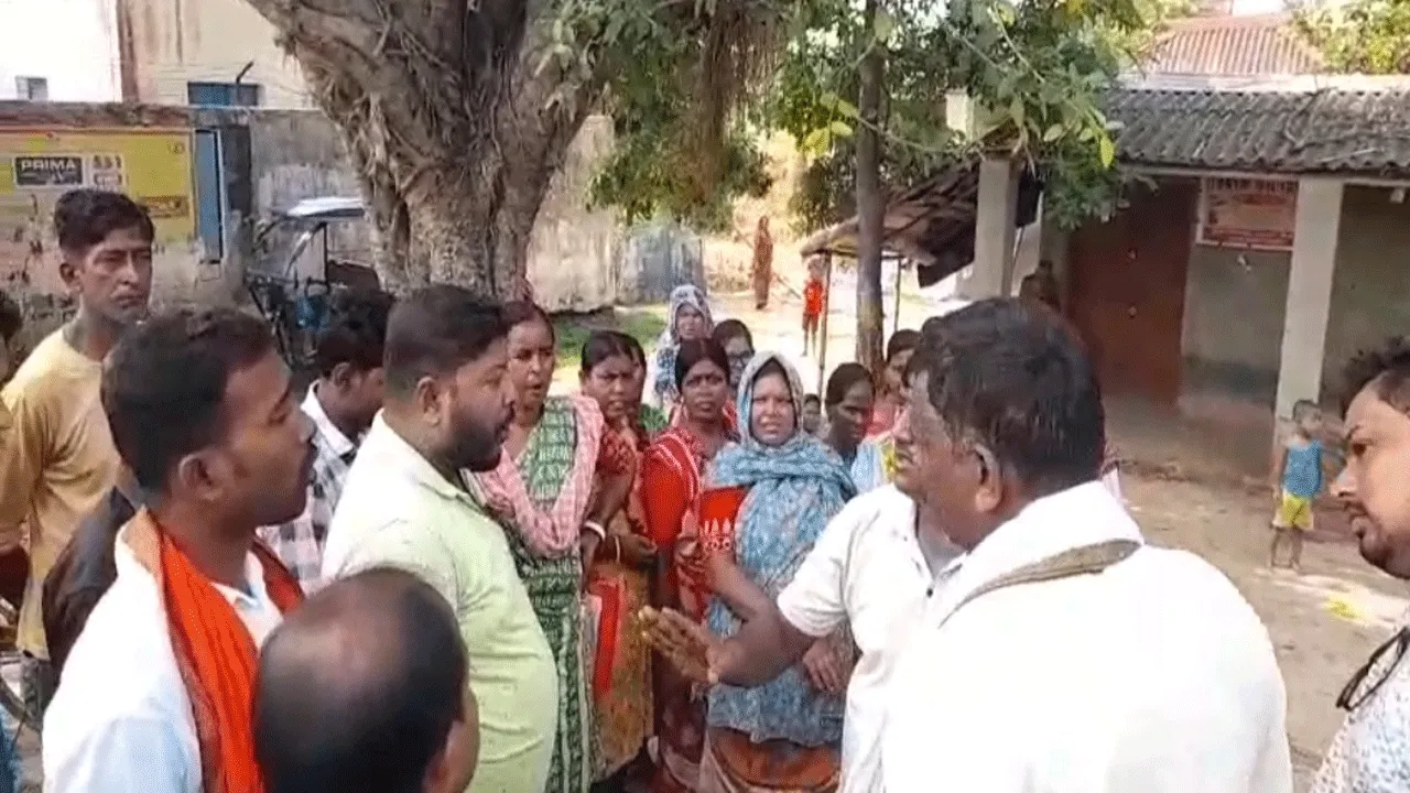 জব কার্ড আটকে রাখার অভিযোগ, আদিবাসীদের বিক্ষোভ​
