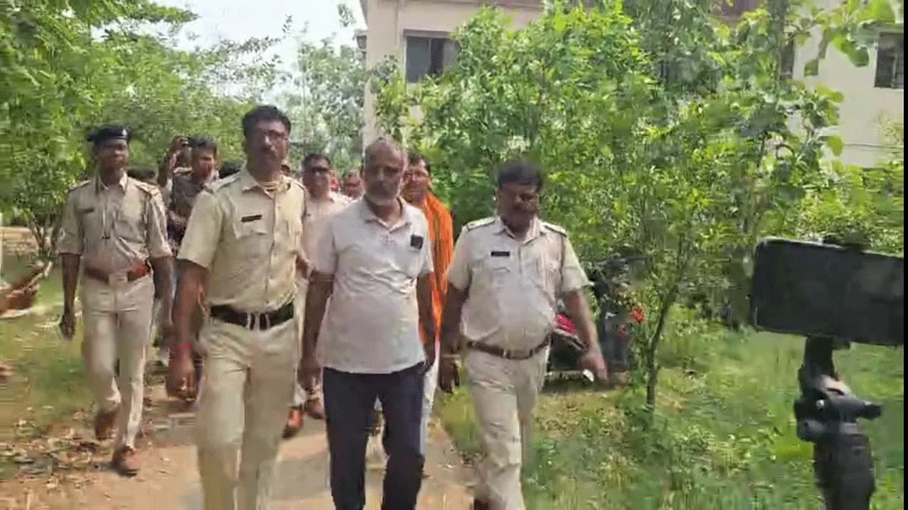 সরকারি সম্পত্তি আত্মসাৎ ও দুর্নীতির অভিযোগে গ্রেফতার তৃণমূলের কৃষক সেলের জেলা সভাপতি