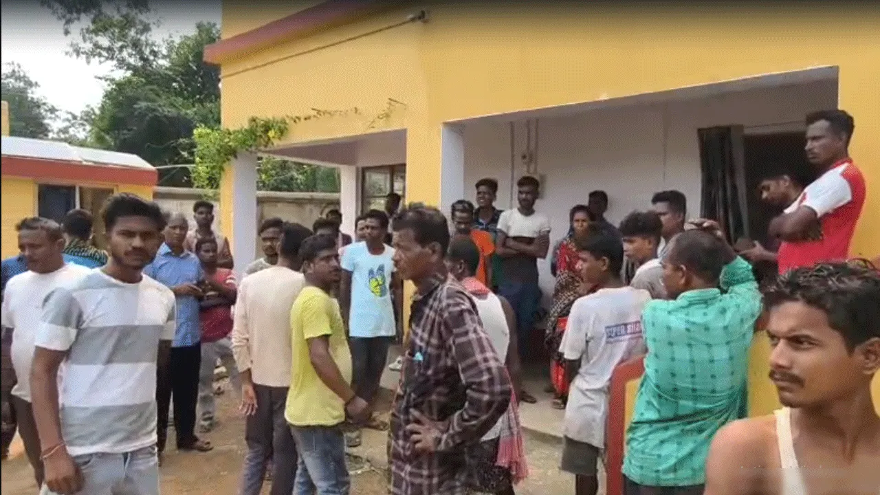 জমিদাতাদের বঞ্চিত করে বহিরাগতদের নিয়োগের অভিযোগ, স্থানীয়দের নিয়ে বিক্ষোভ বিজেপির