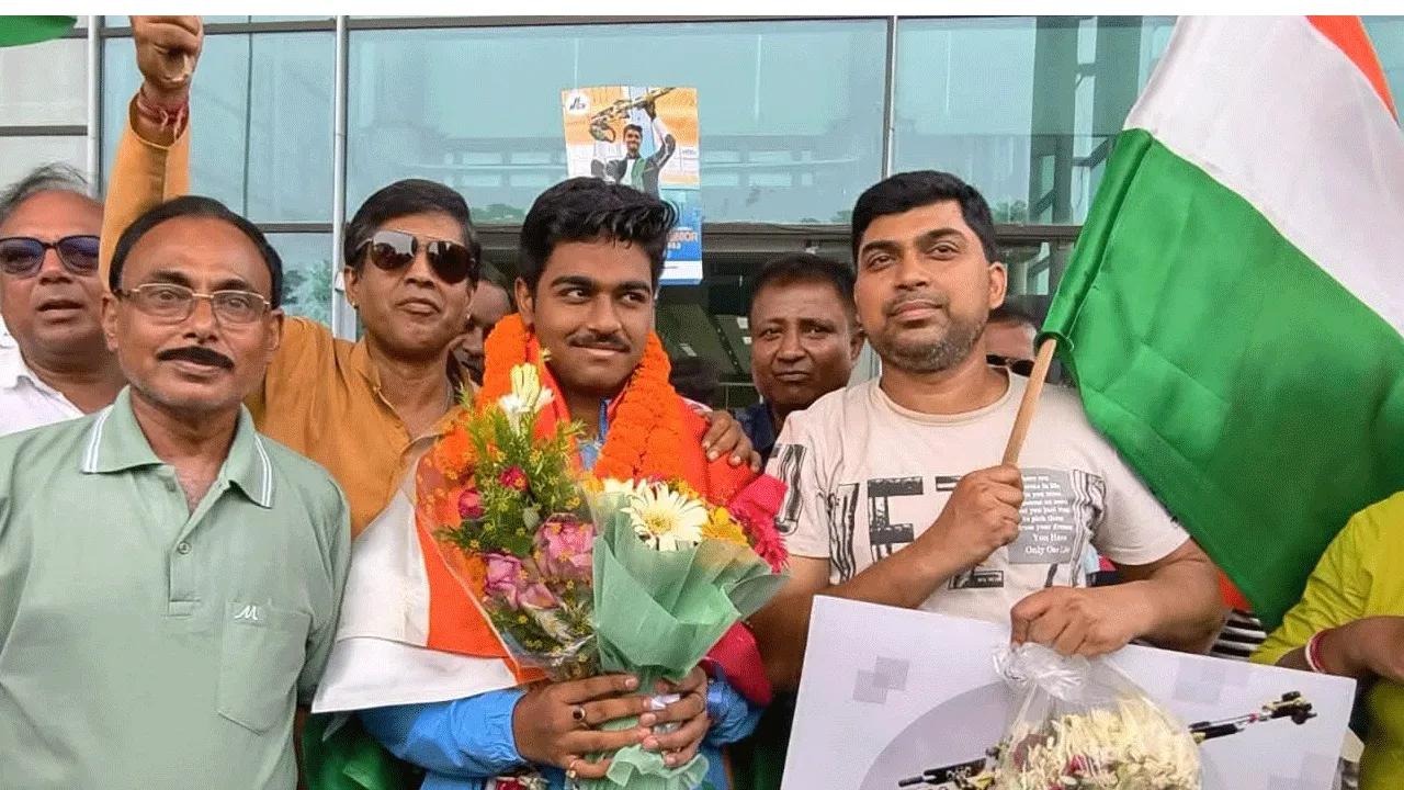 বিশ্বজয়ী শুটার অভিনব সাউকে দুর্গাপুরে বর্ণাঢ্য সংবর্ধনা