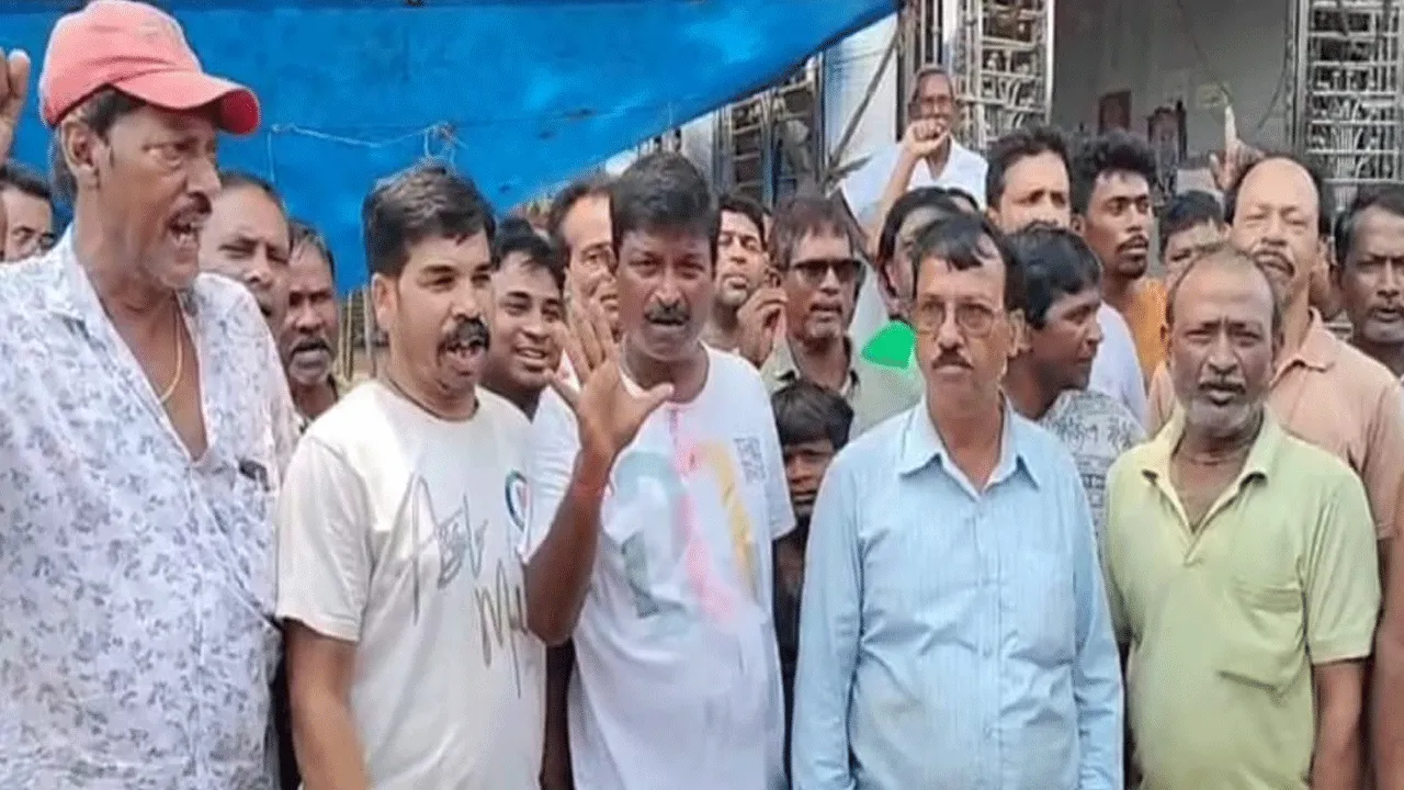 দুর্গাপুরে দোকান উচ্ছেদের দাবিকে কেন্দ্র করে ব্যবসায়ীদের বিক্ষোভ