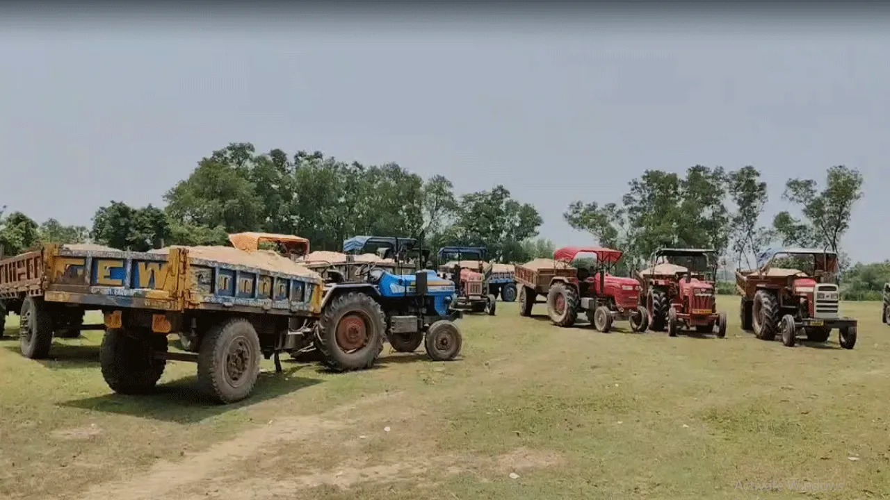 দামোদর থেকে বালি পাচারের অভিযোগ, বালিগাড়ি আটকে বিক্ষোভ গ্রামবাসীদের