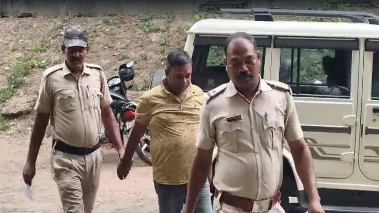অবৈধ বালি কারবারের অভিযোগে কাঁকসা থেকে ধৃত প্রভাবশালী