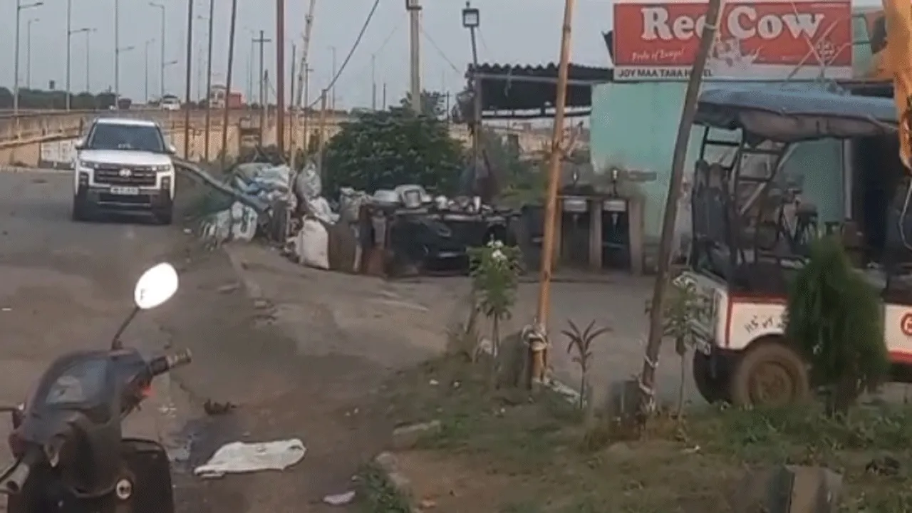 অবৈধ পার্কিংয়ের বলি বাইক আরোহী, পুলিশের ভূমিকা নিয়ে বিতর্ক