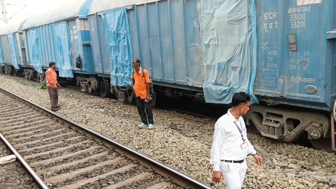 পানাগড় স্টেশনে লাইনচ্যুত মালগাড়ি