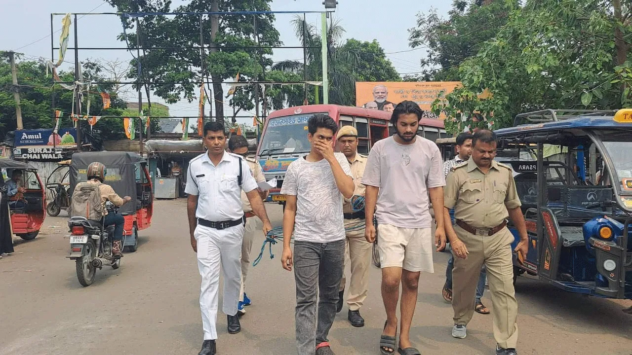 কোমরে দড়ি বেঁধে ধৃতদের হাঁটানো, পুলিশের পদক্ষেপে তুঙ্গে বিতর্ক​