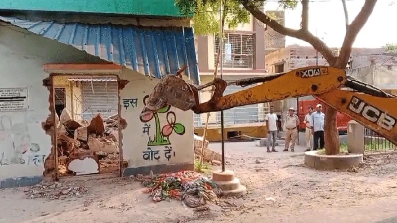 বার্নপুরে আবারও চললো বুলডোজার, ভাঙলো প্রাক্তন তৃণমূল কাউন্সিলরের অফিস