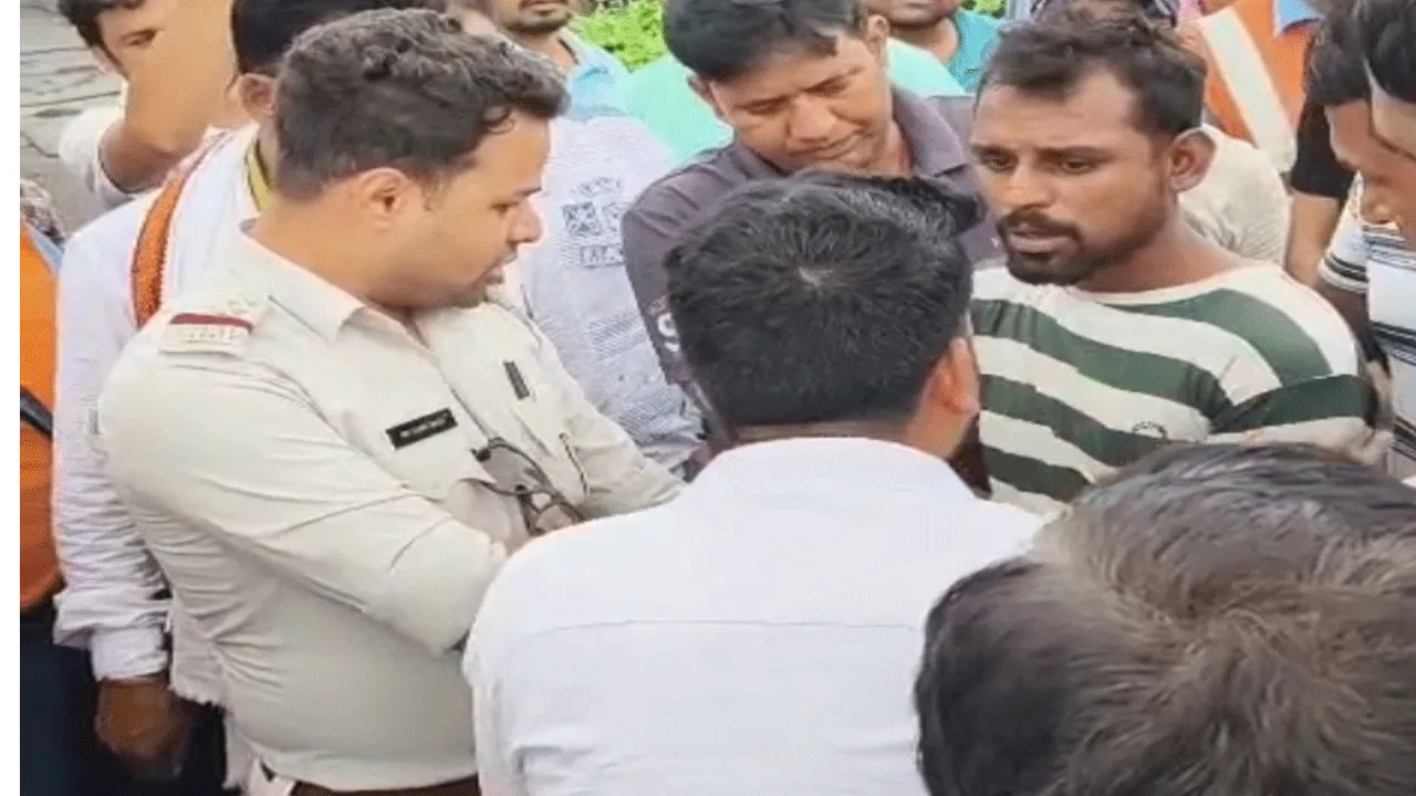 দিনে দুপুরে সোনার দোকানে চুরির চেষ্টা,স্থানীয়দের তৎপরতায় পাকড়াও চোর