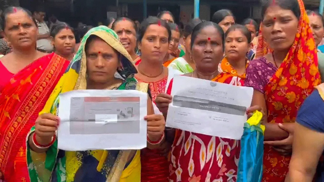 অন্নপূর্ণা যোজনার টাকা না পেয়ে বিডিও অফিসে বিক্ষোভ মহিলাদের