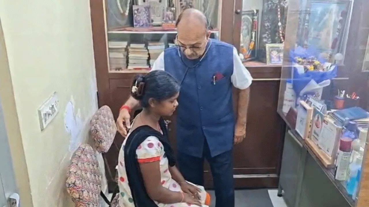 ডক্টরস ডে”তে স্টেথোস্কোপ হাতে মন্ত্রী, দেখলেন শতাধিক রোগী