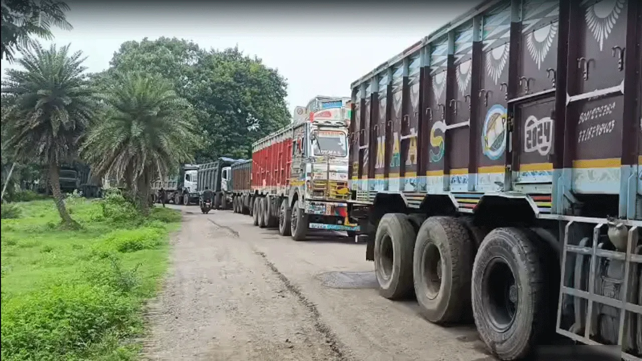 রাস্তা সংস্কারের দাবিতে রানীগঞ্জে বিক্ষোভ, অবরুদ্ধ ভারী যানবাহন​
