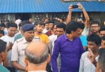 ট্রাফিক পুলিশের গাফিলতিতে মর্মান্তিক মৃত্যুর অভিযোগ