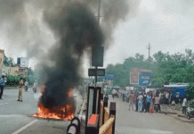 জাতীয় সড়কে দাউ দাউ করে জ্বলে উঠল চার চাকা গাড়ি