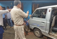 চালকের নেই লাইসেন্স, পুলকারের ধাক্কা দোকানে, পড়ুয়া নাথাকায় বড় দুর্ঘটনা থেকে রক্ষা