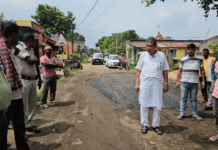 নিম্নমানের সামগ্রী দিয়ে রাস্তা সংস্কার! কাজ আটকালেন খোদ বিধায়ক