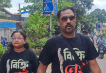 ‘শিরদাঁড়া বিক্রি নেই’ লেখা টি শার্ট পরে পরীক্ষাকেন্দ্রে প্রতিবাদ চাকরিহারা পরীক্ষার্থীর