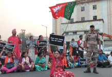 আসানসোলে তৃণমূল নেতার ছেলের বিরুদ্ধে আর্থিক কেলেঙ্কারির ঘটনায় পথে নেমে প্রতিবাদ