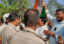 মেডিক্যাল কলেজের ছাত্রীকে গণধর্ষণ – দোষীদের শাস্তির দাবিতে কংগ্রেসের পথ অবরোধ