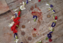 দুর্গা মন্দিরের বেদীতে আলতা পায়ের ছাপ