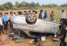 ছাগল চোর সন্দেহে ধাওয়া, উল্টালো গাড়ি, ধৃত তিন