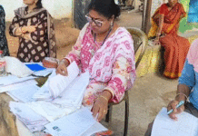 দুর্গাপুরে বাসস্ট্যান্ডে বসে এনুমেরেশন ফর্ম বিলি বিএলওর