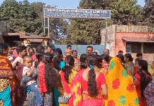 মিলছে না পানীয় জল, কারখানার গেটে বিক্ষোভ কর্মী পরিবারের মহিলাদের