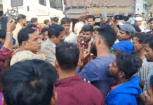 স্কুল ছাত্রীকে ধাক্কা বেপরোয়া ডাম্পারের, দুর্গাপুরে উত্তেজনা