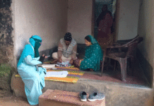 এক পায়ে বাড়ি বাড়ি ঘুরে আসআইএর কাজ শেষ করলেন বিষ্ণুপুরের শোভানারা