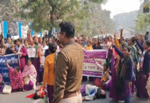 ন’দিন ধরে কর্মবিরতি, রাস্তায় শুয়ে পড়ে বিক্ষোভ দুর্গাপুরের আশাকর্মীদের