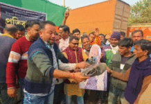 বাংলাদেশে হিন্দুদের উপর লাগাতার অত্যাচারের প্রতিবাদ, ইউনুসের ছবিতে জুতো