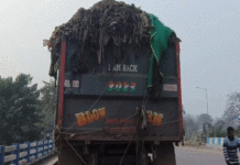 রাস্তায় ময়লা ফেলায় দুর্গাপুরে আটক ডাম্পার, জরিমানা পুলিশ ও নগরনিগমের