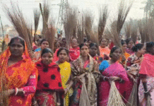 ডিভিসি’র বস্তি উচ্ছেদ অভিযান,ঝাঁটা হাতে প্রতিবাদ মহিলাদের