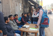 রাস্তার ধারে বসেই পরিষেবা দিলেন বিধায়ক