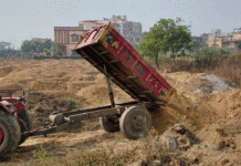 মাটি ভরাট করতে গিয়ে বেরিয়ে এলো মানুষের কাটা পা, চাঞ্চল্য